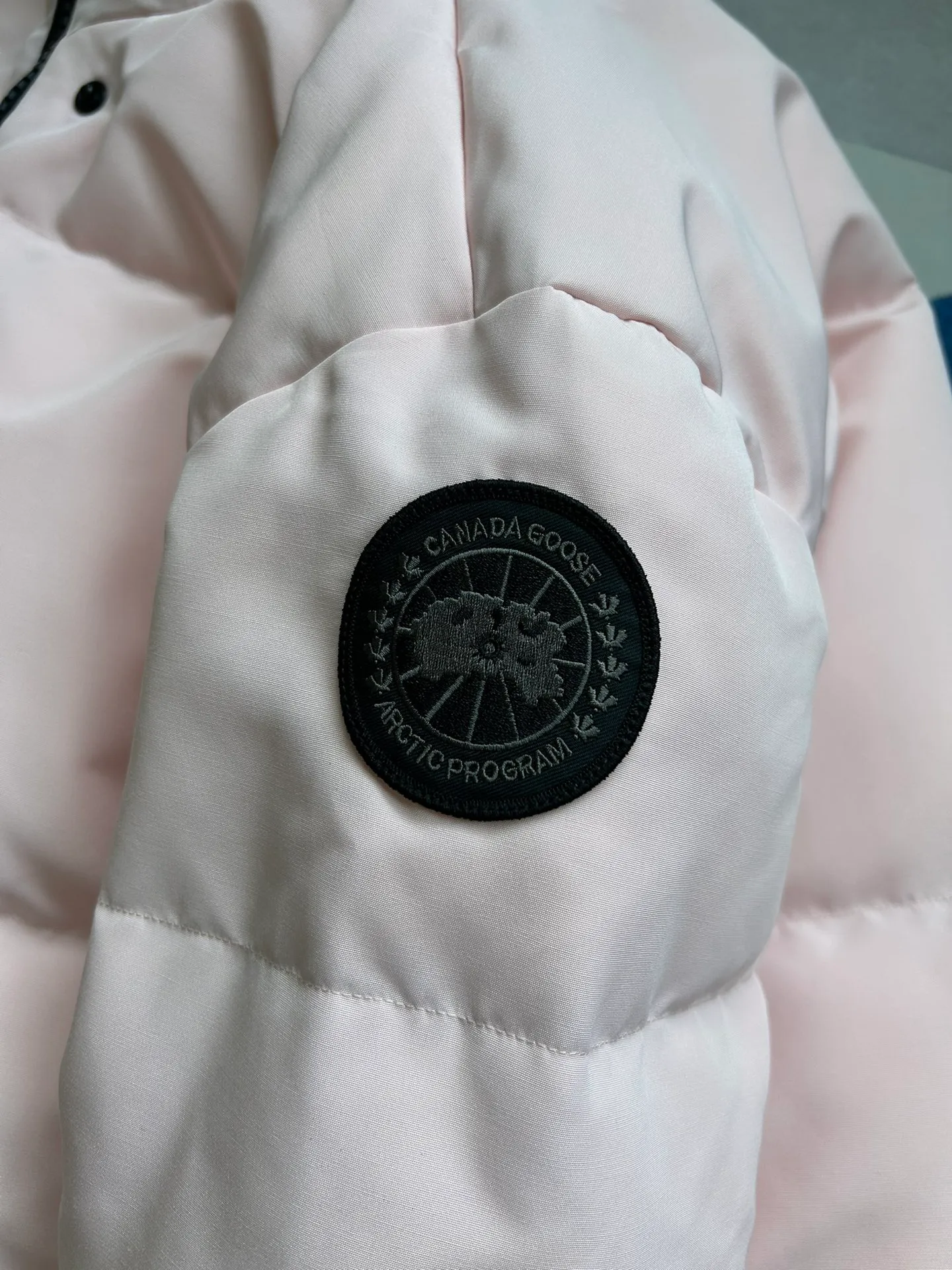 P880 E2266WB Grandview black label short jacket down jacket. Constructed from Arctic Tech recycled fabric®, it features a cinchable hem for sleek styling and storage. Color: Soft pink. Size: XS S M L XL.